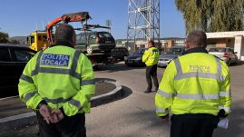 Sok az autó, kevés a parkolóhely: nevel és büntet a sepsiszentgyörgyi helyi rendőrség